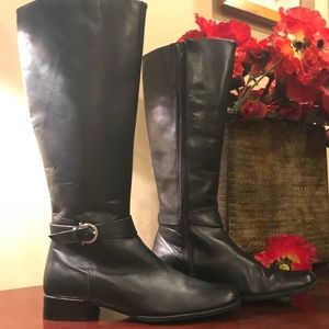 Etienne Aigner black Boots ankle buckle